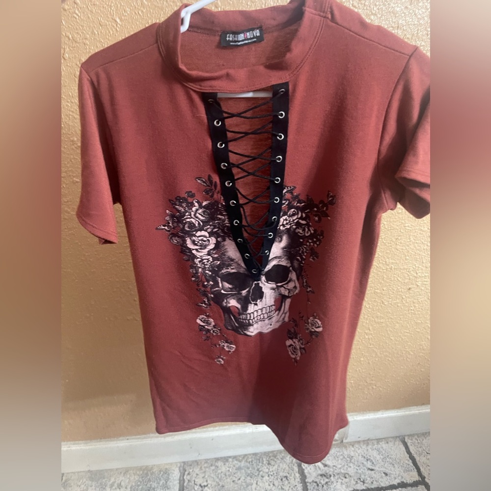 Skull & Roses t-shirt. Size medium.